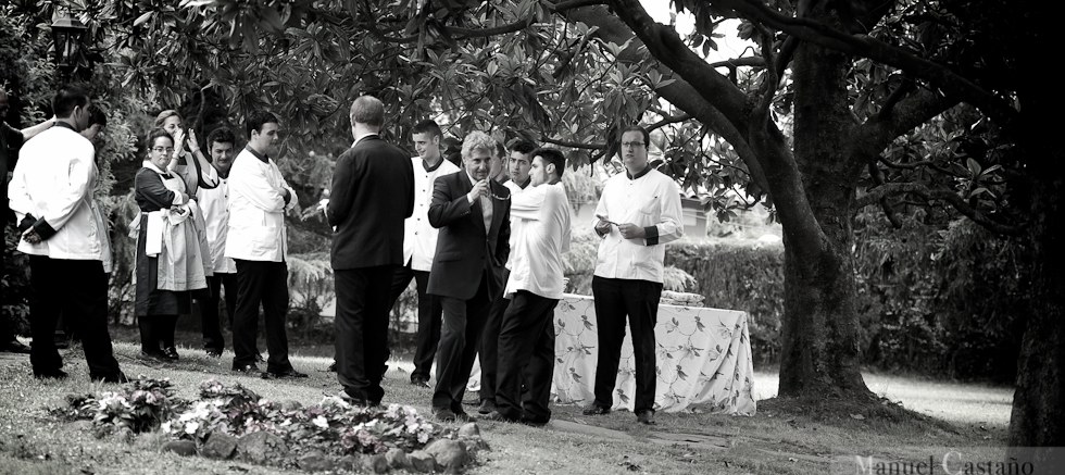 Equipo de sala y cocina preparando un evento en los jardines de la Hostería