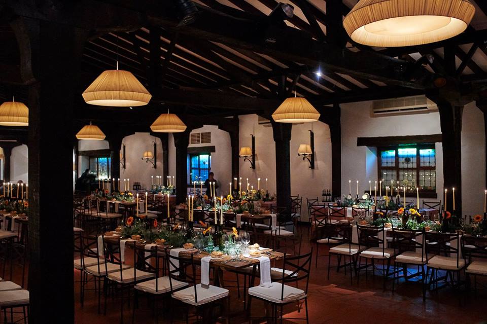 Salón del restaurante con lámparas de tela y mesas iluminadas por velas