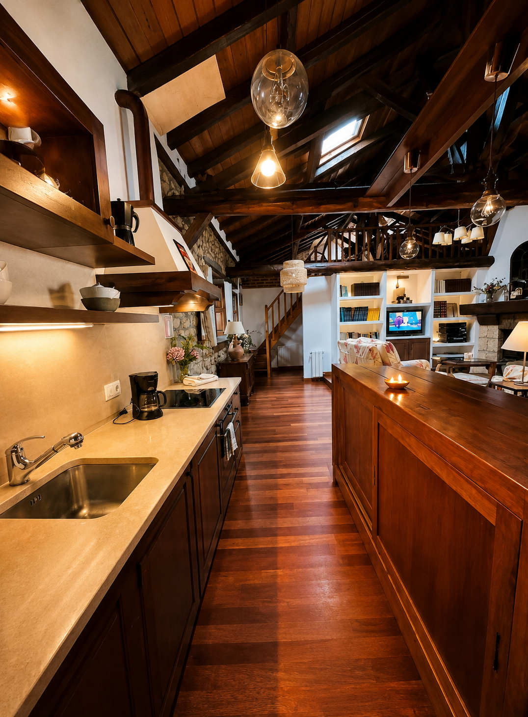 Cocina americana abierta al salón con vigas de madera — alojamiento rural en Cantabria