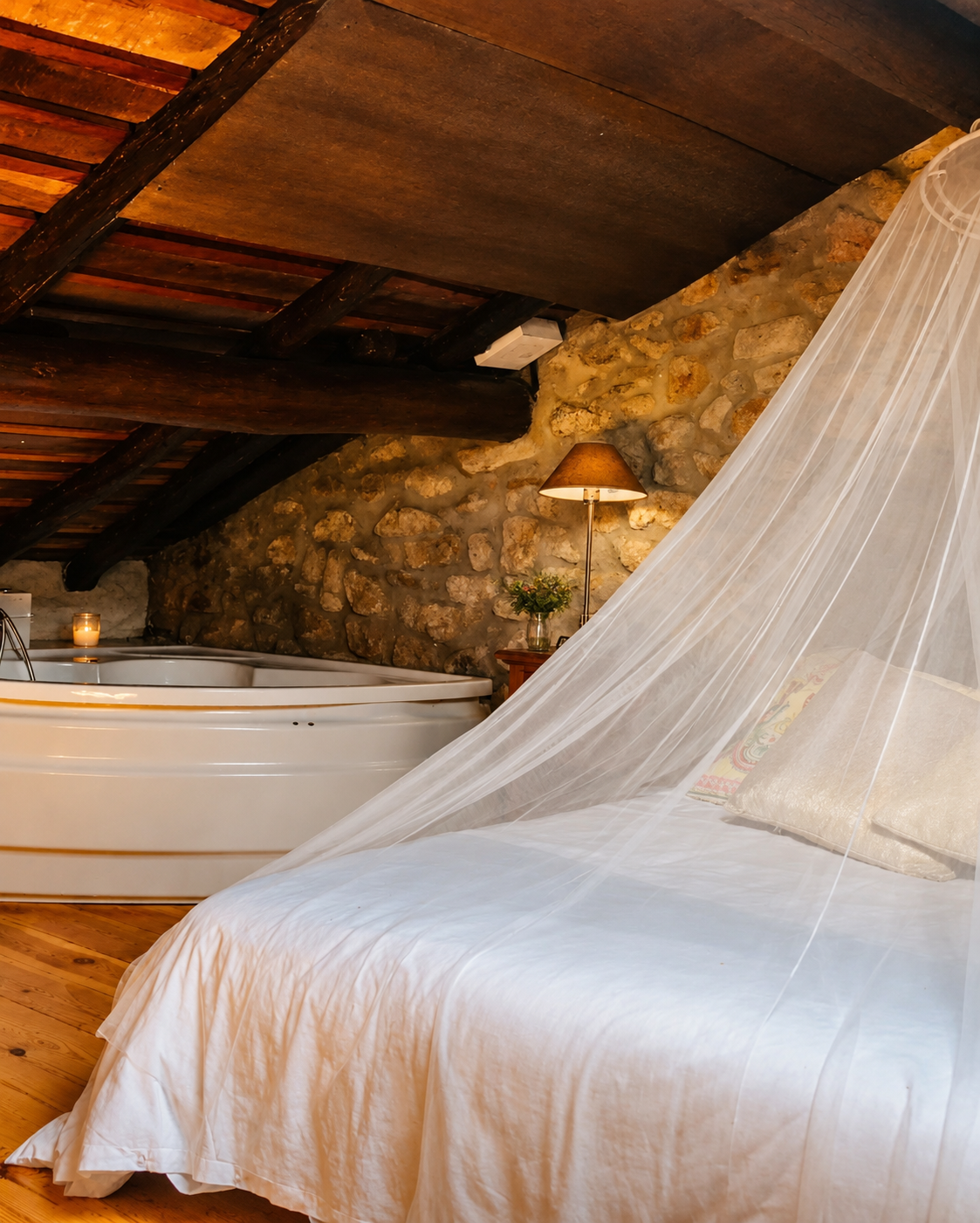 Habitación con dosel y jacuzzi en casa rural de Puente Viesgo, Cantabria