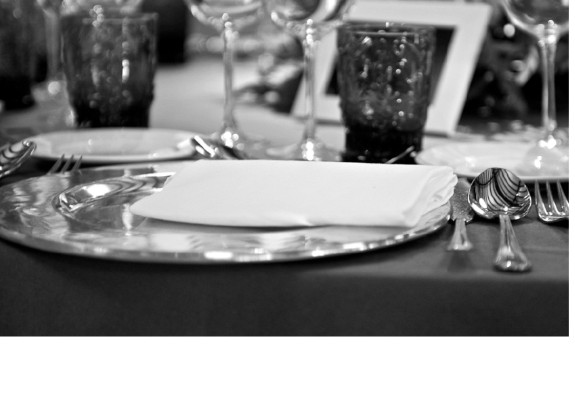 Mesa de banquete de boda vestida con cristalería y cubertería