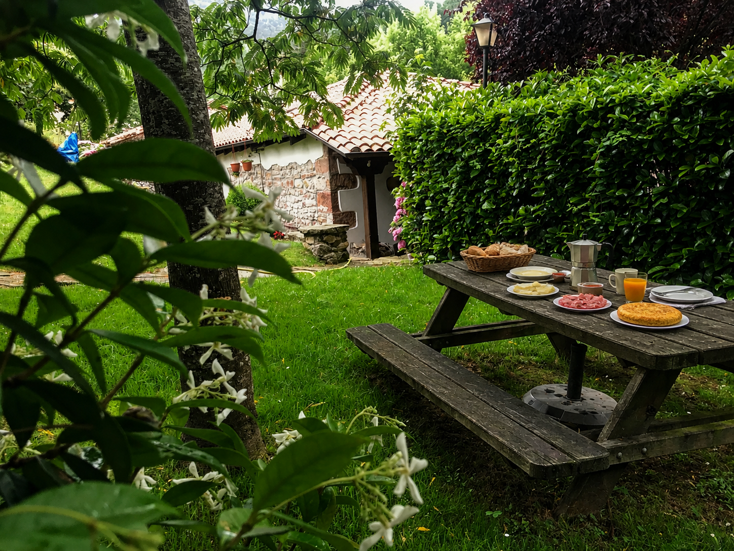 Desayuno en el jardín de la casa rural de Puente Viesgo, Cantabria