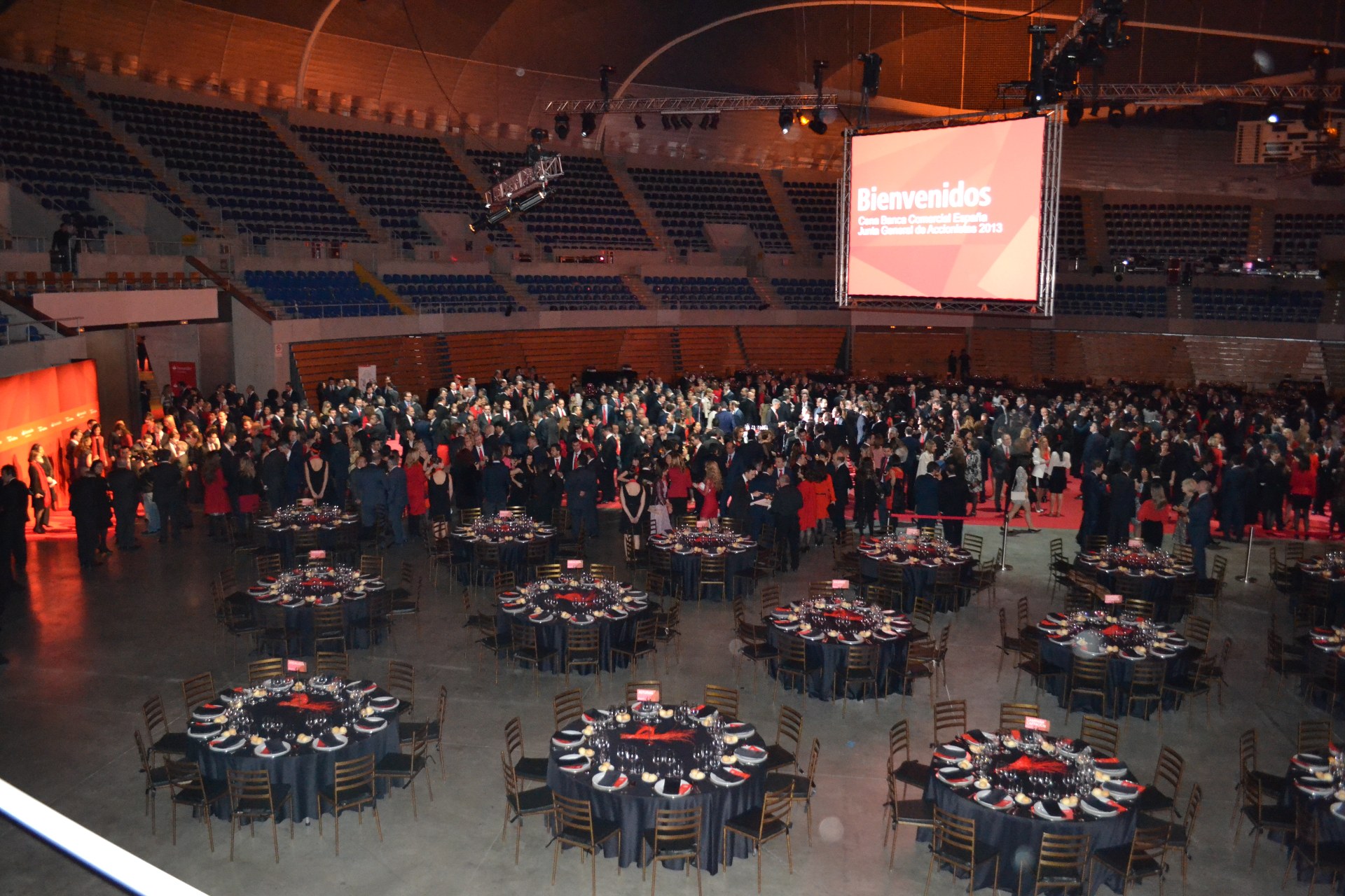 Cena de bienvenida en el Palacio de Deportes con catering de la Hostería de Castañeda