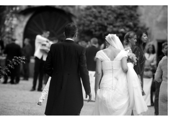 Novios paseando por los jardines de la Hostería de Castañeda tras la ceremonia