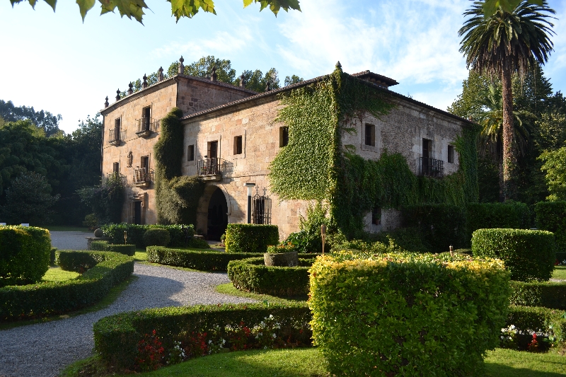 Casona de la Hostería de Castañeda con jardines de boj en Puente Viesgo, Cantabria