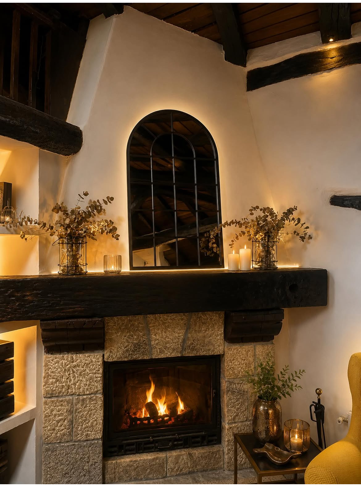 Salón con chimenea encendida en casa rural de Puente Viesgo, Cantabria