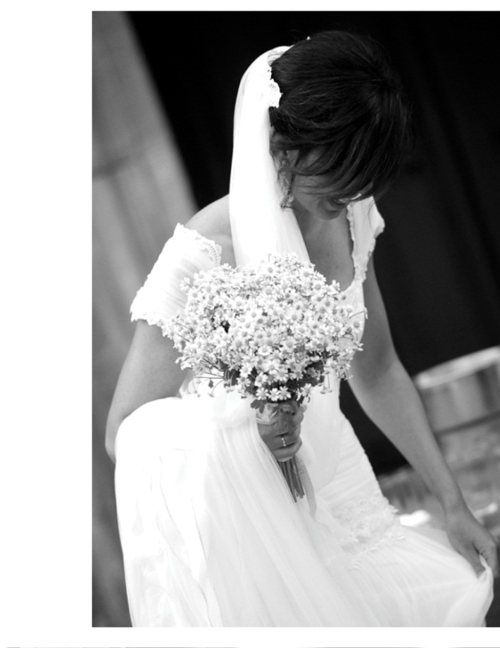 Novia con ramo de flores silvestres en una boda en Cantabria