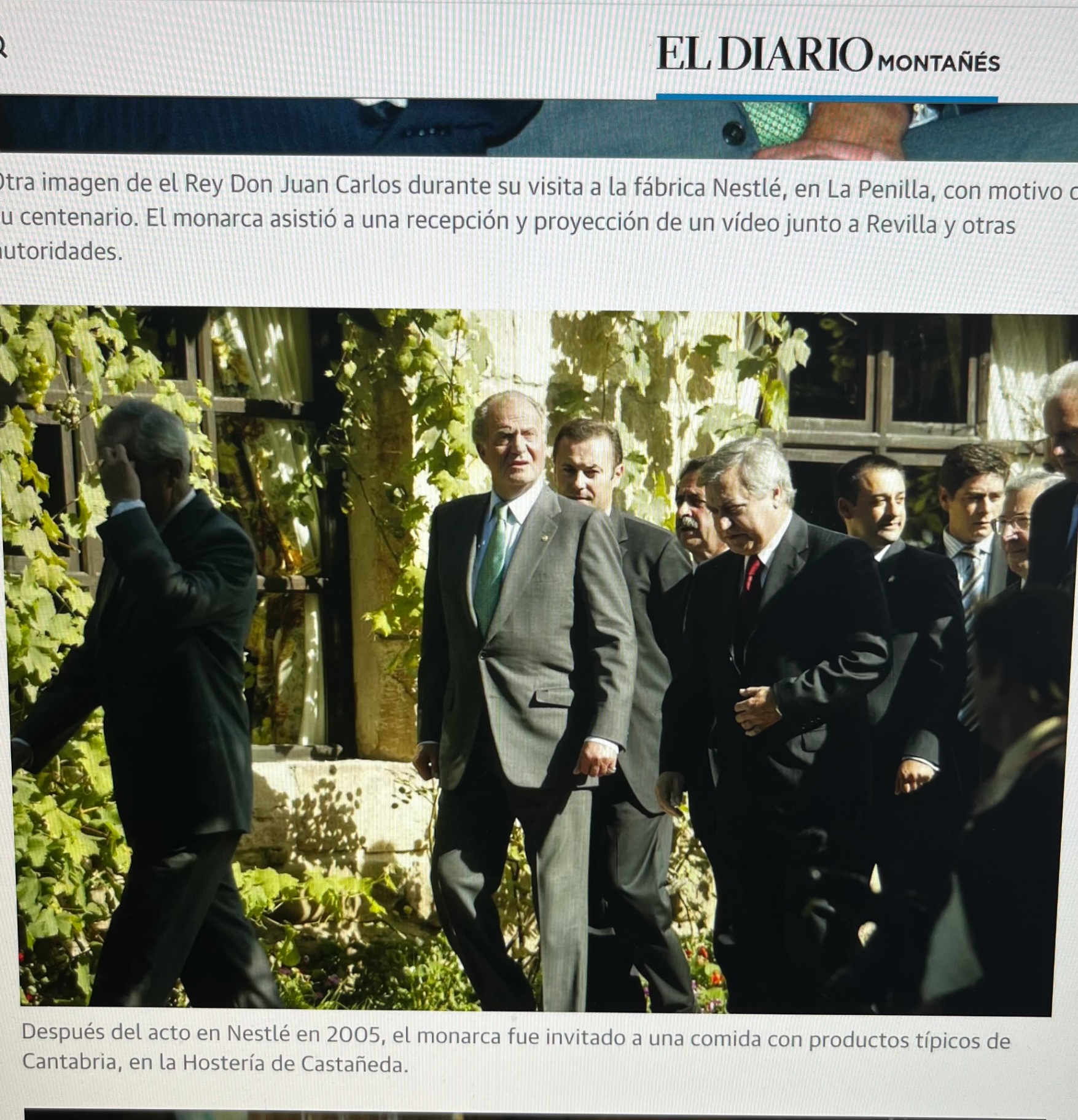 S.M. el Rey Don Juan Carlos I visitando la Hostería de Castañeda en 2005, publicado en El Diario Montañés