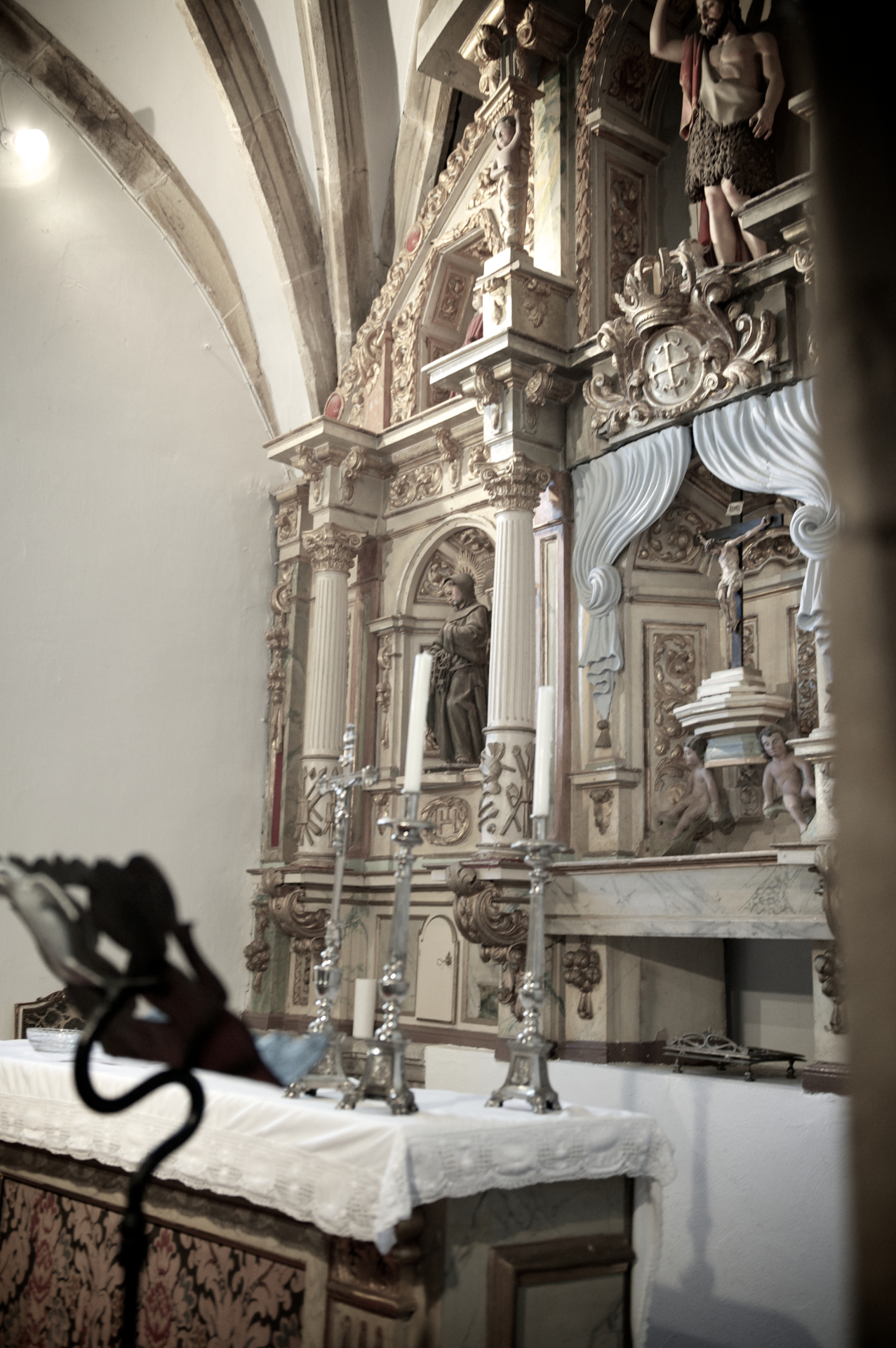 Retablo barroco del interior de la Ermita de San Juan en la Hostería de Castañeda