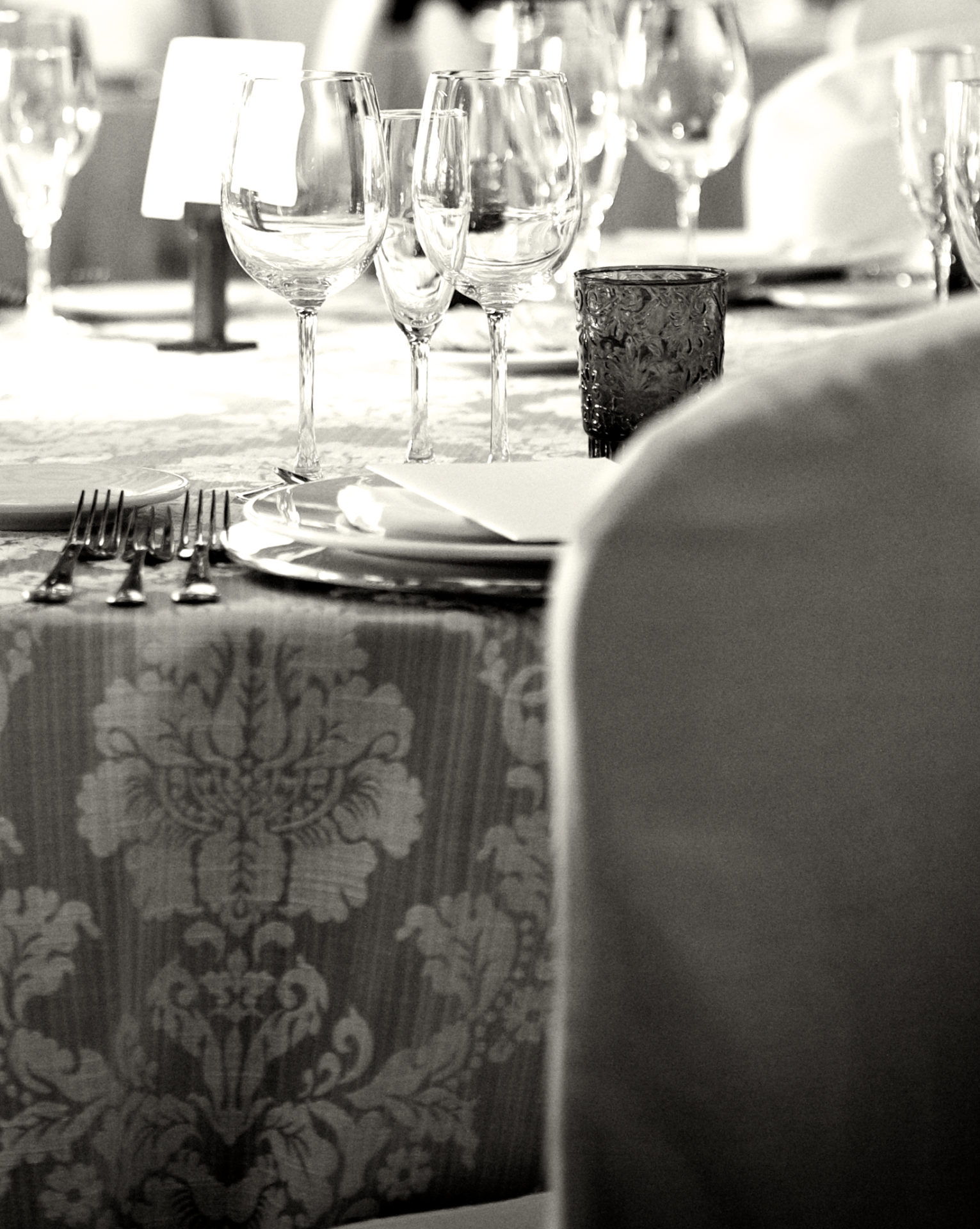 Mesa vestida en blanco y negro con copas de cristal en la Hostería de Castañeda