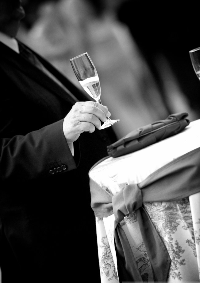 Brindis con copa de cava durante un banquete de boda en Cantabria